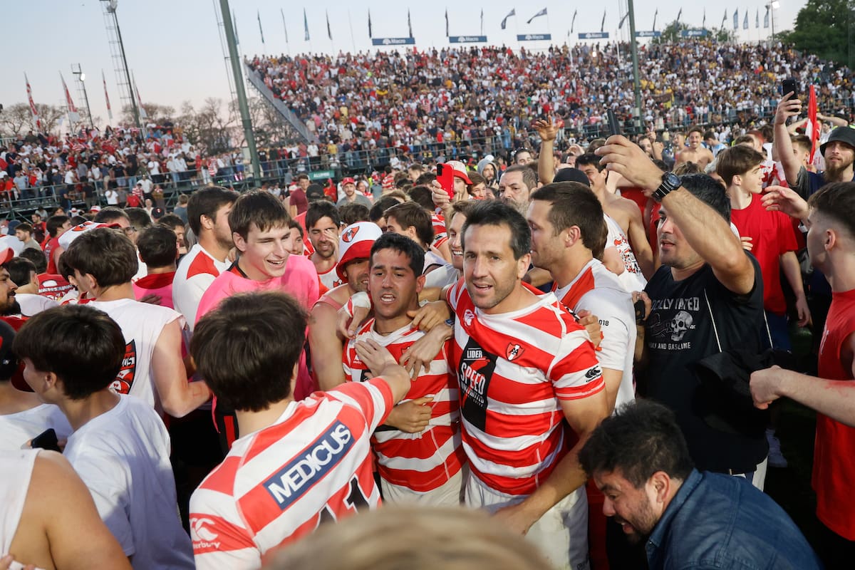 Abrazado al compañero que decidió la final frente a Belgrano, Joaquín Díaz Luzzi; Santiago González Iglesias es un símbolo de Alumni que vivió la euforia de la conquista del Top 12... sin saber si habrá otro torneo para él.