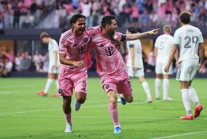 Abrazado por Telasco Segovia, Messi festeja su gol, el 903 de su trayectoria y el 31 de cabeza.