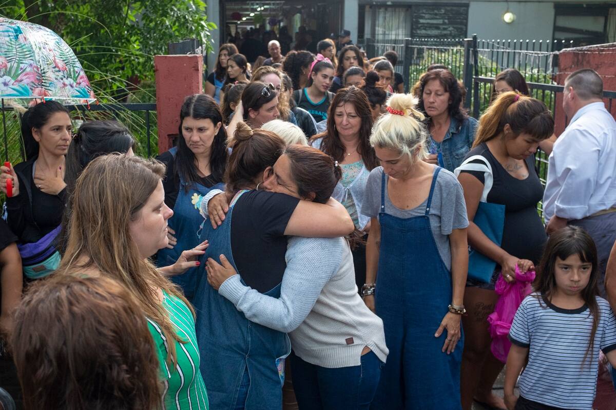 Abrazo al colegio de Benavídez para homenajear a las dos chicas fallecidas