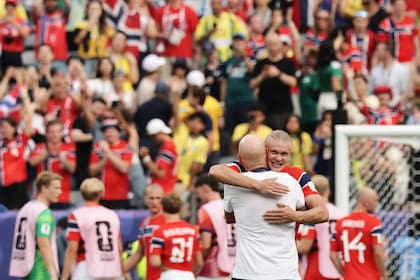 Abrazo con Solbakken, el DT que conduce al plantel noruego