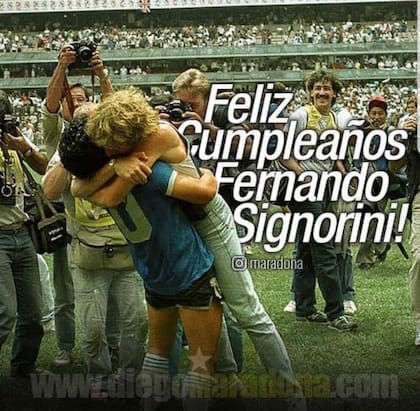 Abrazo consumado en la jornada gloriosa contra Inglaterra. La foto subida por Diego a su Instagram en el cumple de Signorini.
