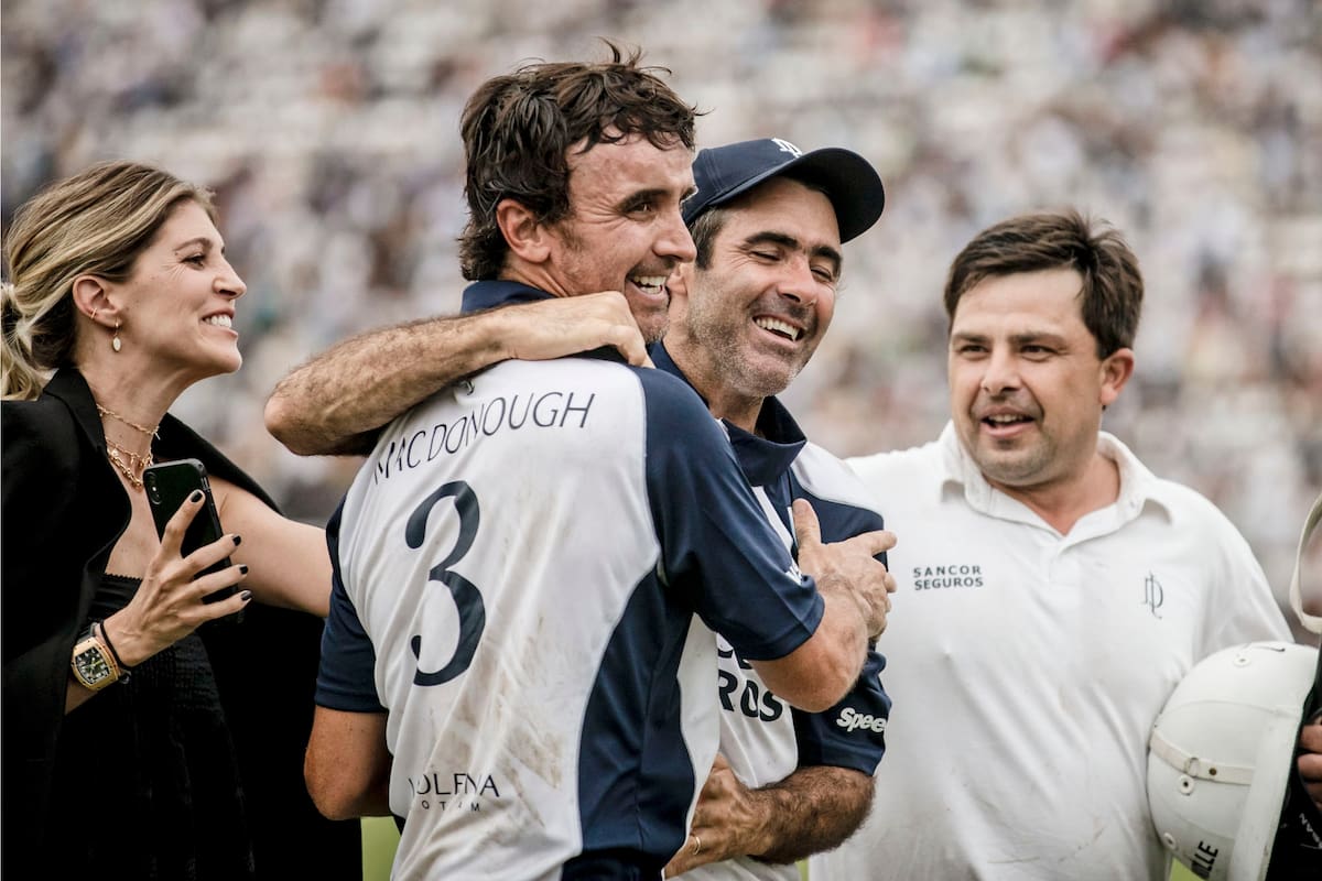 Abrazo de amigos: Pablo Mac Donough y Juan Martín Nero consiguieron juntos sus 10 conquistas del Argentino Abierto; compartieron torneos a los 10 años de edad y llevan 12 temporadas unidos en la Triple Corona.