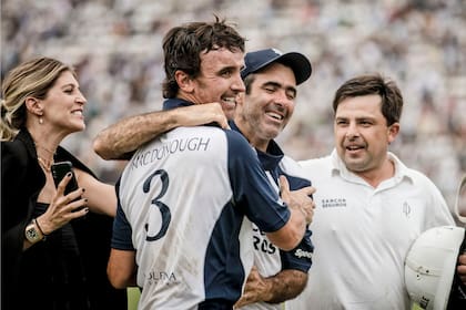 Abrazo de amigos: Pablo Mac Donough y Juan Martín Nero consiguieron juntos sus 10 conquistas del Argentino Abierto; compartieron torneos a los 10 años de edad y llevan 12 temporadas unidos en la Triple Corona.