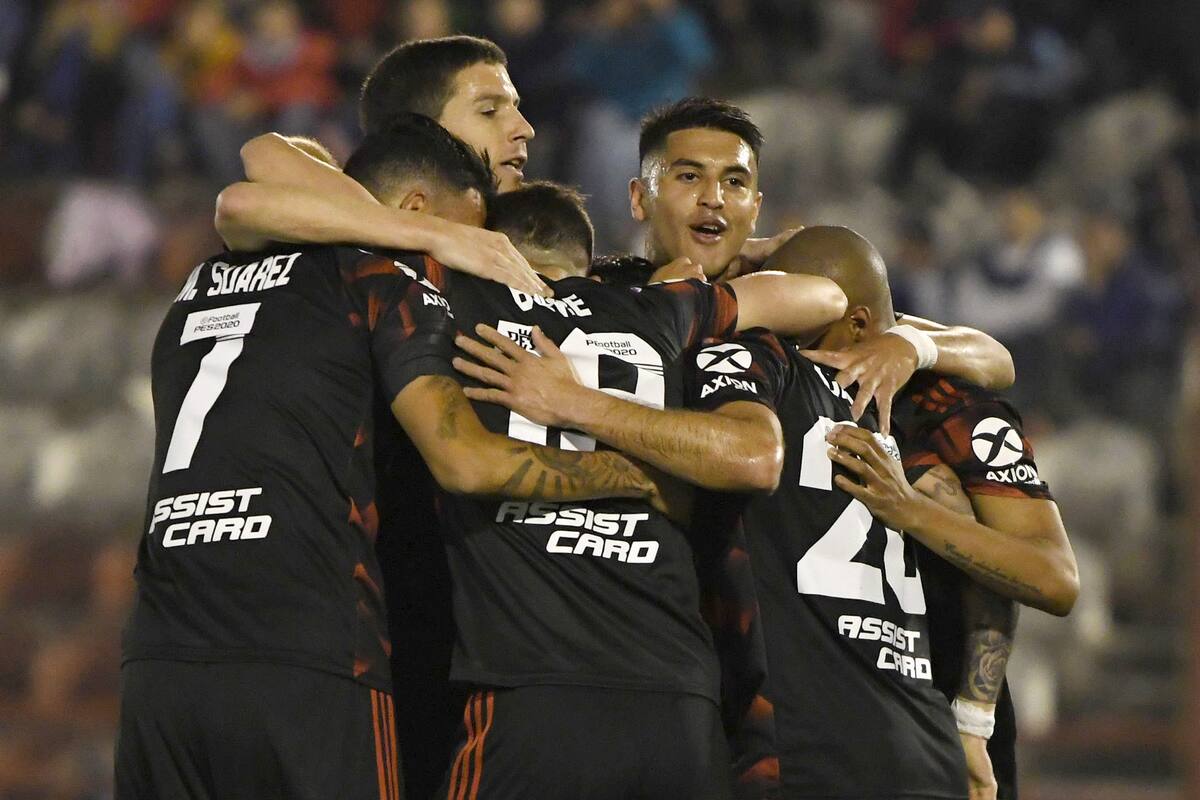 Abrazo de gol: River celebra en la cancha de Huracán.