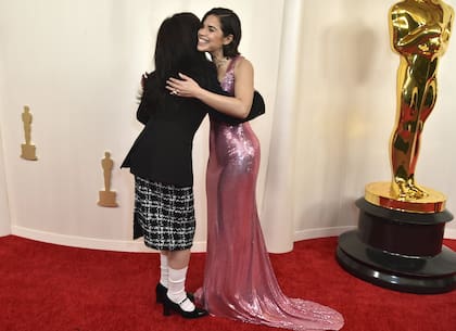 Abrazo de nominadas. Billie Eilish y America Ferrera se saludaron cálidamente al verse en la alfombra roja