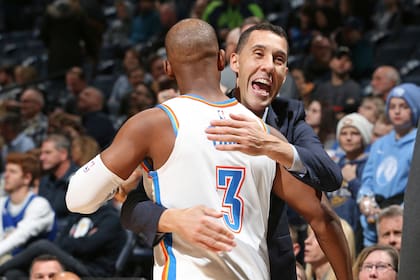 Abrazo de Prigioni con el gran Chris Paul, de quien fue compañero en Los Angeles Clippers, durante la temporada 2015/2016.
