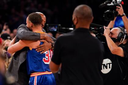 Abrazo de Ray Allen a quien acaba de superarlo, Stephen Curry.