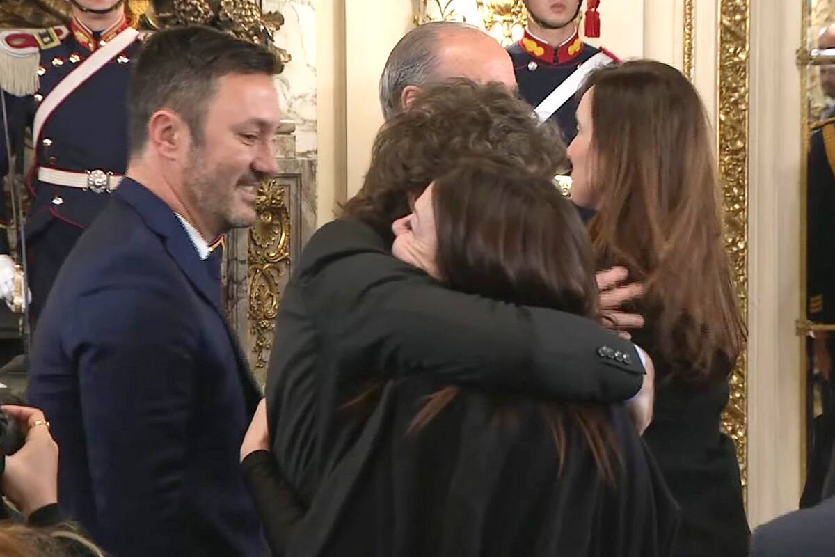 Abrazo de Sandra Pettovello y Javier Milei en el salón blanco de la casa Rosada