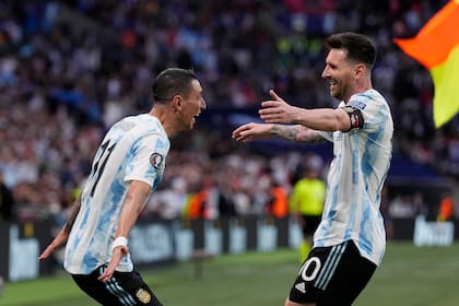 Abrazo entre dos amigos: Ángel Di María y Messi, en la celebración del segundo gol argentino, que anotó Fideo.
