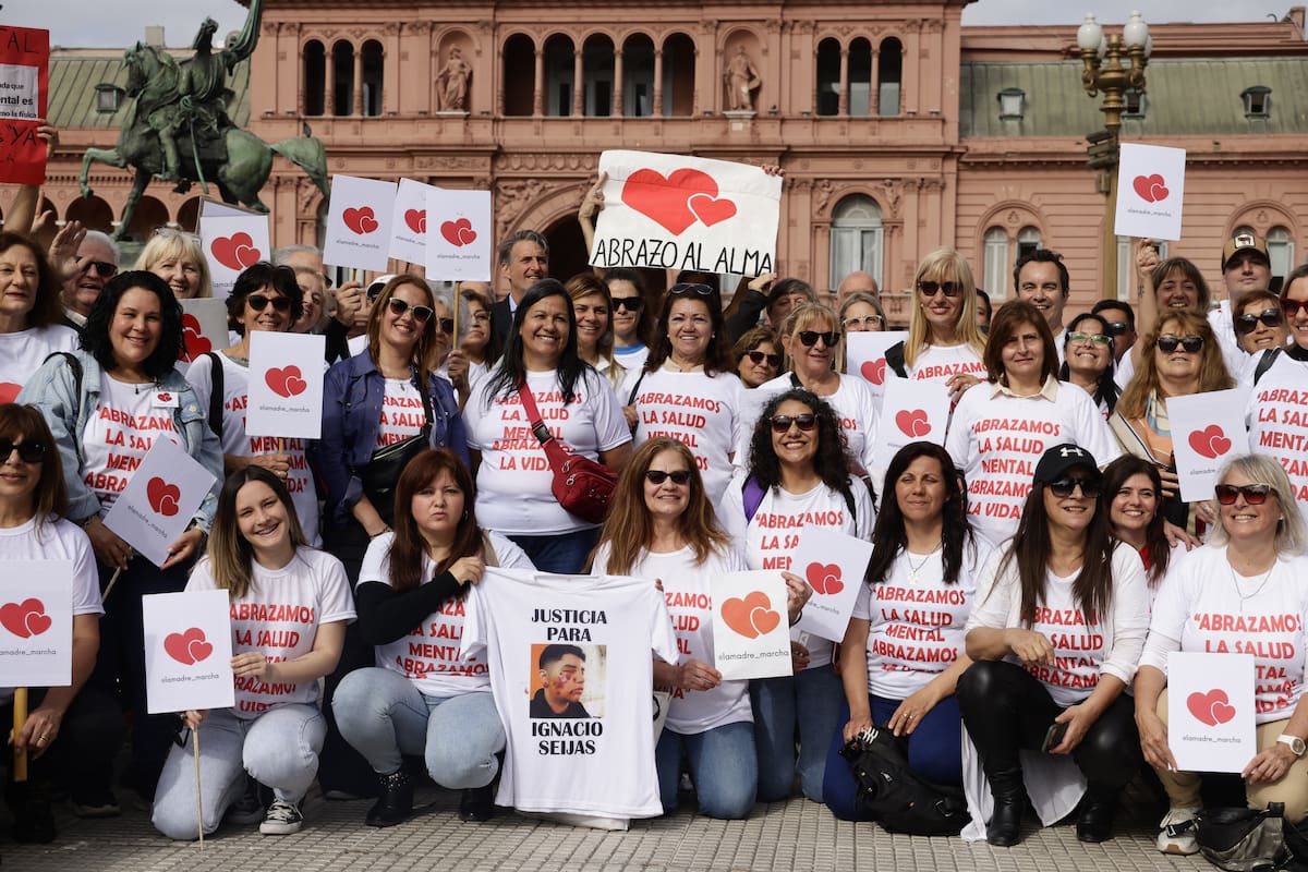 Abrazo simbólico a la Casa Rosada en reclamo de la modificación de la ley de salud mental, en octubre de 2024