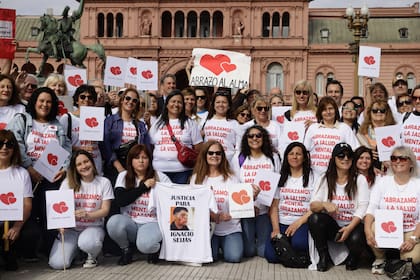 Abrazo simbólico a la Casa Rosada en reclamo de la modificación de la ley de salud mental, en octubre de 2024