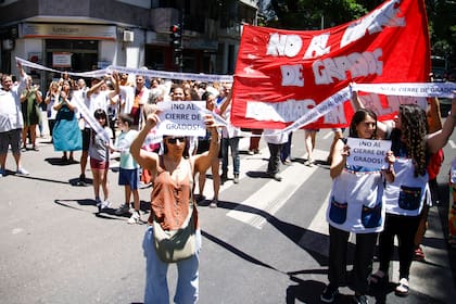 Abrazo solidario a la escuela n8 “Boero”del distrito 15 por cierre de grados.