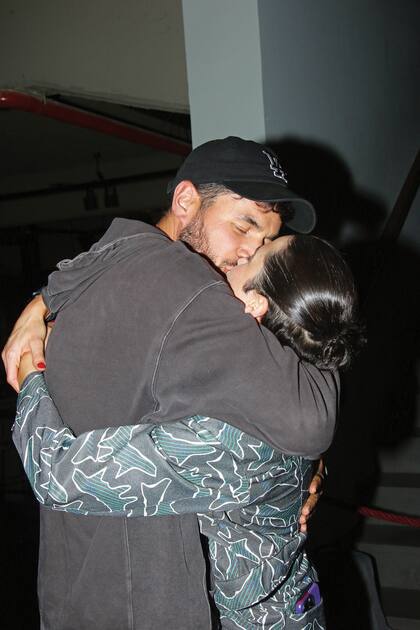 Abrazo y beso de felicitaciones para Flor.