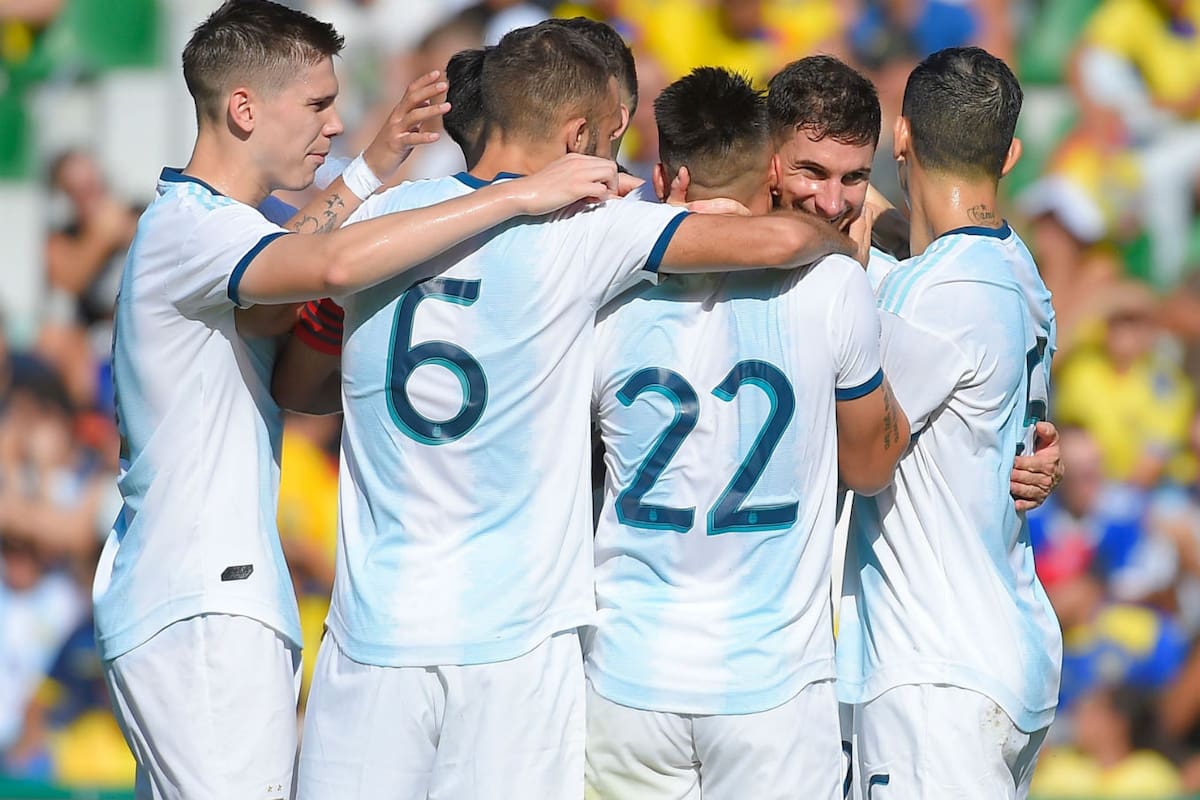 Abrazos para Alario: el delantero anotó el primer gol del 6-1 a Ecuador.