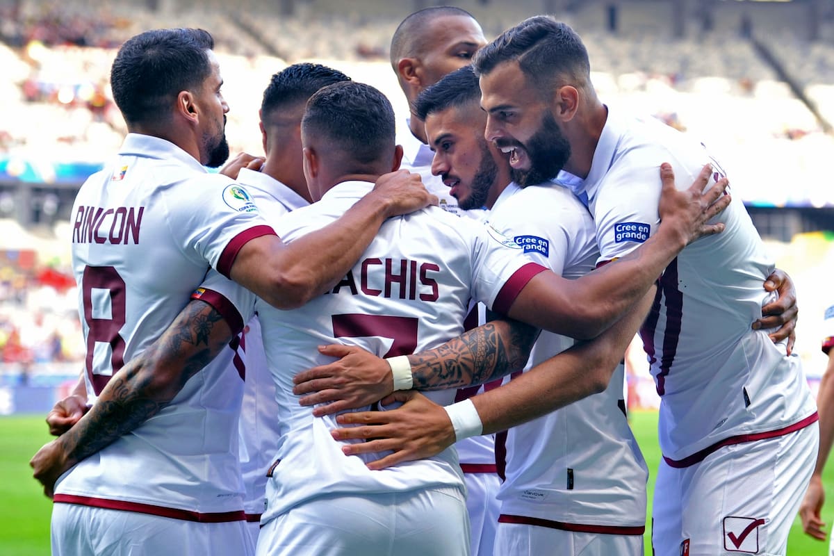 Abrazos para Machis, autor de dos goles ante Bolivia