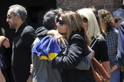 Abrazos y muestras de cariño en el último adiós a Roberto Giordano