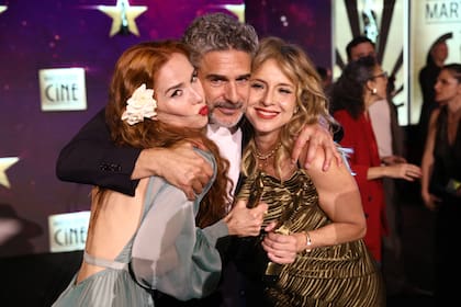Abrazos y saludos, noche de reencuentros entre colegas: Natalia Oreiro junto a Leonardo Sbaraglia y Carla Peterson