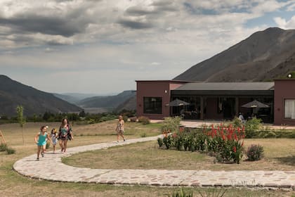 Abre de jueves a domingos y feriados y recibe visitantes de otras provincias que van sólo a tomar el té.