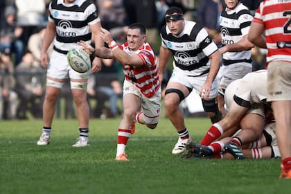 Abre la pelota Rocco Testoni, medio-scrum de Alumni, y observa Benito Paolucci, el capitán de CASI; el partido fue parejo y cambiante.