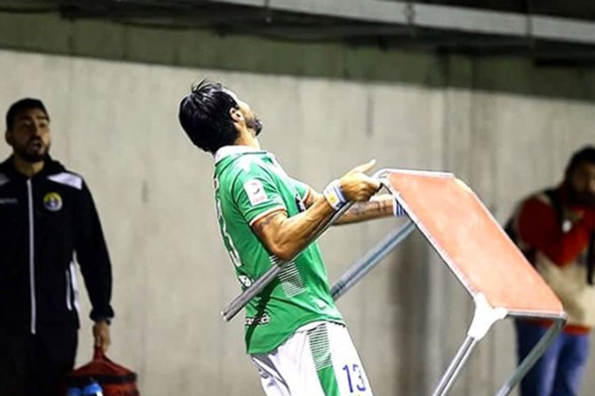Abreu le arrojó una mesa a los hinchas de Audax Italiano, el equipo donde juega