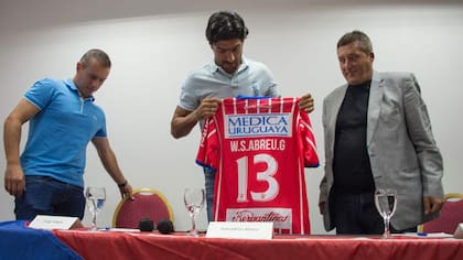 Abreu muestra la camiseta de Central Español