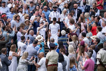 Abriéndose paso en la historia: Novak Djokovic, que el domingo llegó a los 20 trofeos de Grand Slam al ganar Wimbledon, va por todo.