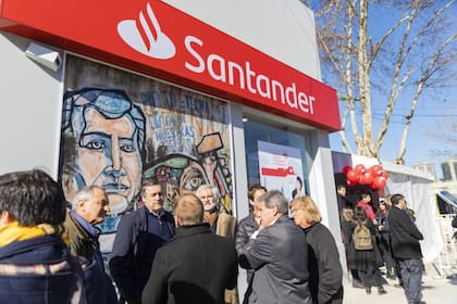 Abrieron una sucursal del Santander en la Villa 31