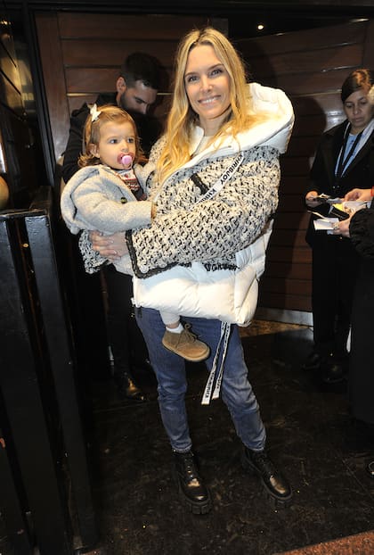 Abrigadísimas, Sofía Zámolo y su hija California posaron para las cámaras antes de ingresar al Luna Park