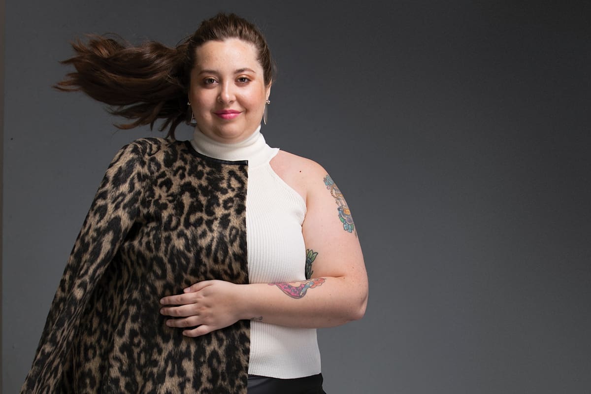 Abrigo de paño, Giesso, $18.796. Polera de punto sin mangas, Clara en Dressit.com, $3900. Pantalón de ecocuero, Portsaid en Dressit.com, $2390.