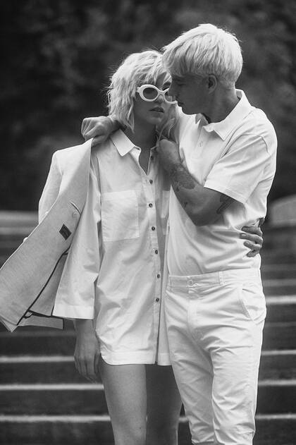 Abril: camisa larga (Mishka) y anteojos de sol (Las Pepas). Francisco: saco de lino y chemise de piqué (Perramus), pantalón chino angosto (Bensimon)