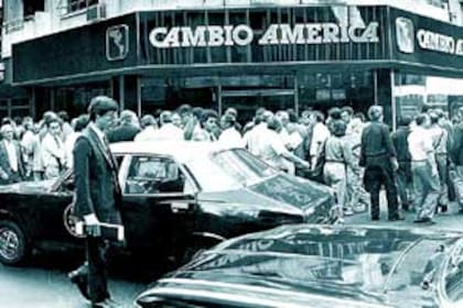 Abril de 1989: cientos de personas en el mismo lugar, comprando dólares en plena hiperinflación
