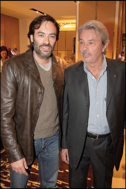 Abril
de 2009. Alain
y Anthony
Delon
comparten
el cóctel de
presentación
de una nueva
colección de
carteras de
Tod’s. Por
estos días,
continúa la
pelea por la
herencia del
ícono del cine
francés (murió
en 2024)
entre sus hijos