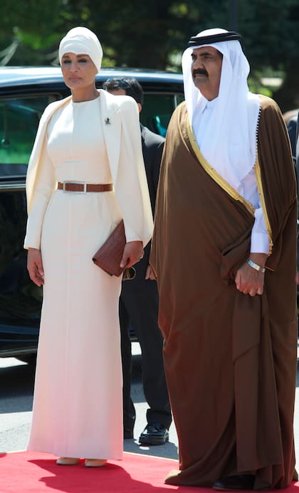 Abril de 2011. El entonces emir catarí, Hamad bin Khalifa Al Thani, y su mujer, la jequesa Moza bint Nasser Al-Missned, llegan al Palacio de El Pardo, en su visita oficial en España