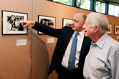 Abril de 2016. El ex presidente norteamericano James Carter y el embajador argentino en Estado Unidos, Hector Timerman, recorren la exposición "En Negro y Blanco: Imágenes del terrorismo de estado en Argentina (1973-1983)" durante la inauguración realizada el Carter Center