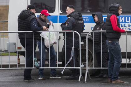 Abril de 2018. Una muestra de la rigurosidad Policías rusos revisan minuciosamente a hinchas de Spartk Moscu durante un partido del campeonato local, que sirvió como banco de pruebas para los grandes operativos que se desplegarán durante la Copa del Mundo, que empezará el jueves 14; cualquier acto r