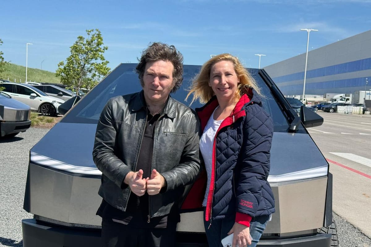 Abril de 2024: los hermanos Milei, con un Tesla Cybertruck en la sede de la empresa de Elon Musk, en Texas