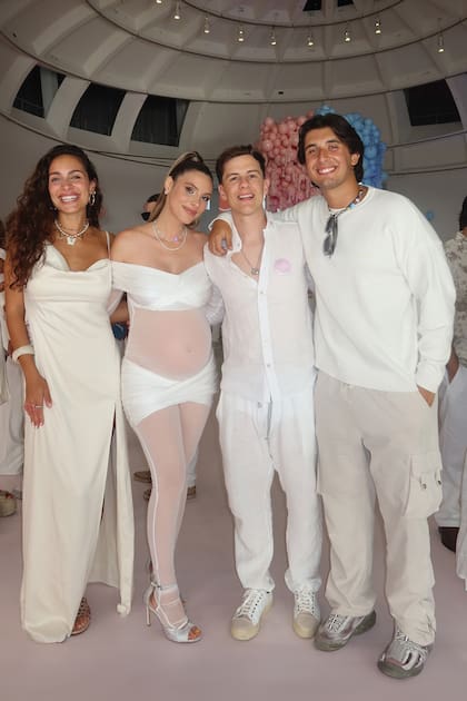 Abril de 2025. Con su novio
Carlos Santander durante la fiesta en la que Lelé Pons –prima de
Isadora– y su pareja Guaynaa revelaron el sexo de su bebé (la niña
nació el 26 de julio)