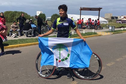 Abril Garzón, con la bandera de Nequén, tras ganar la medalla de bronce en la prueba puntable del ciclismo de ruta