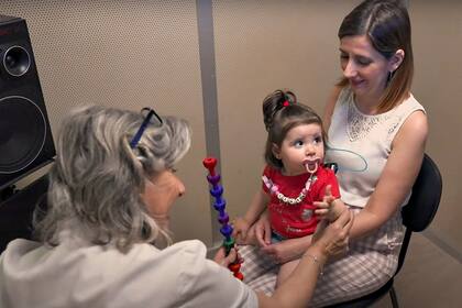Abril, junto a su madre