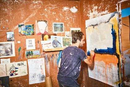 Abril Sosa fue baterista de Catupecu Machu a los 14 años y formó Cuentos Borgeanos. Fanático de la literatura, vivió en Nueva York y hoy planea un nuevo cambio de rumbo, lejos de la música y de Buenos Aires. “Hace un tiempo que me aboqué a esto, a pintar de lunes a lunes”. En mayo, se despide de los