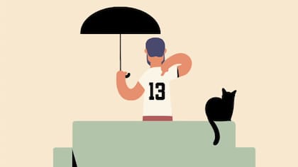 Abrir el paraguas en un lugar cerrado, el número trece y un gato negro. Algunas de las supersticiones más comunes