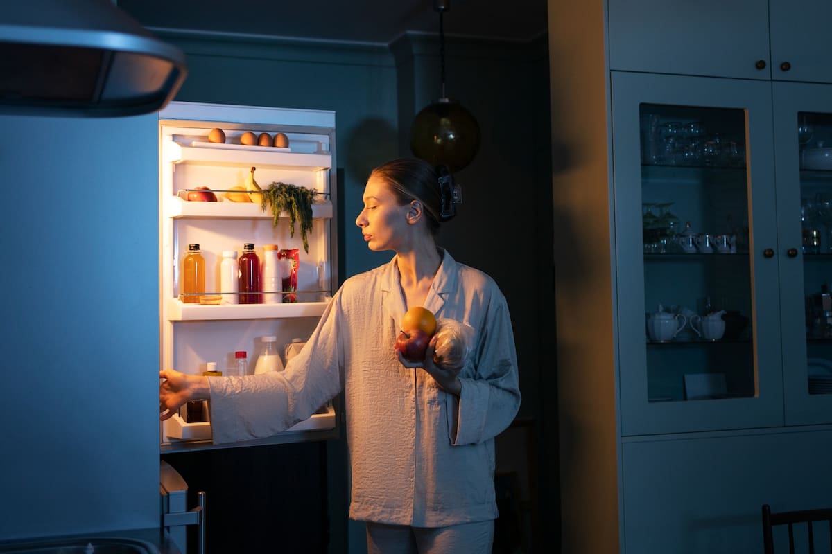 Abrir la heladera sin hambre: qué se esconde detrás de este hábito, según la piscología