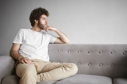 Abrir la puerta del hogar a otras personas a menudo implica nada menos que abrir el propio mundo interior