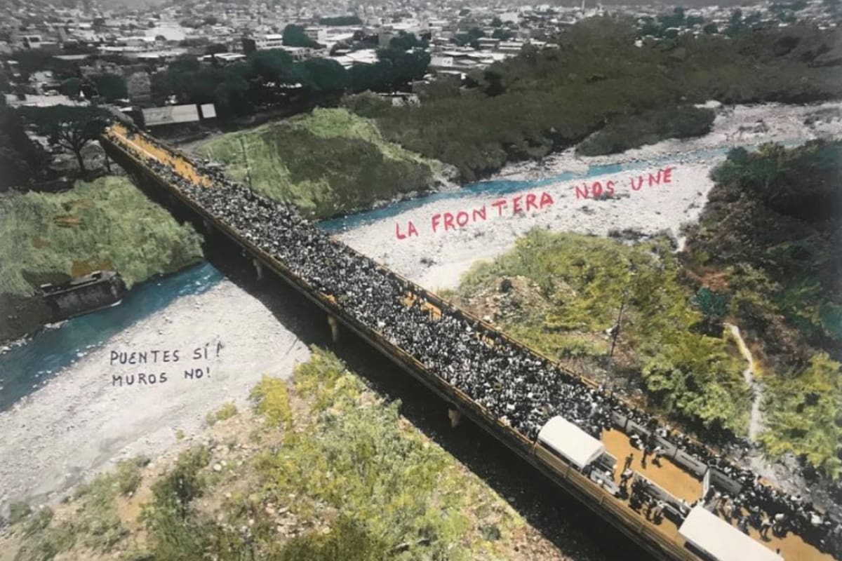 Abrir los puentes, de la frontera Colombo Venezolana, fotografía intervenida de Marcelo Brodsky en la muestra Entre nosotros y los otros: Juntos Aparte