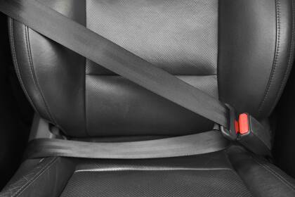 Abrochar de manera incorrecta el cinturón de seguridad para "apagar" la alarma puede provocar un golpe fatal de los airbags
