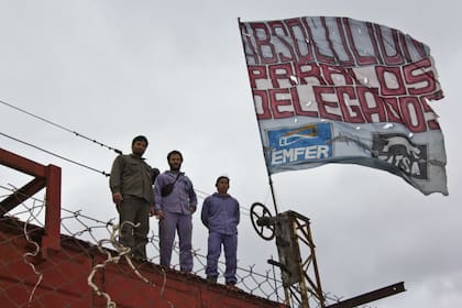 "Absolución para los delegados", dice la bandera que flamea sobre la General Paz