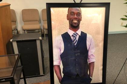 Absuelven a 3 expolicías de Memphis de fatal golpiza a un hombre que huyó de un control de tráfico