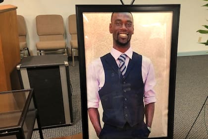 Absuelven a tres expolicías de fatal golpiza a un hombre que huyó de un control de tráfico