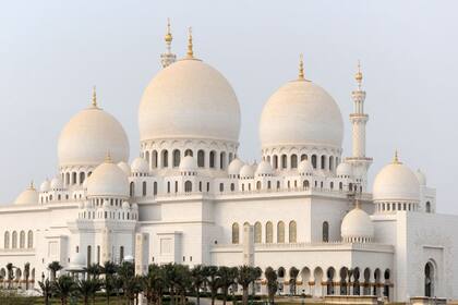 No se puede ir a Abu Dhabi sin visitar la imponente Mezquita Sheikh Zayed