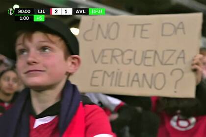 Abucheos, silbidos y hasta carteles en Lille para Dibu Martínez: el duelo con Francia continúa